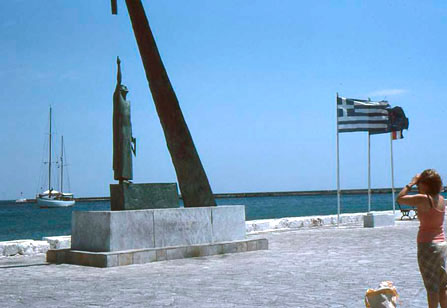 statue en mmoire de Pythagore au port de Pythagorio